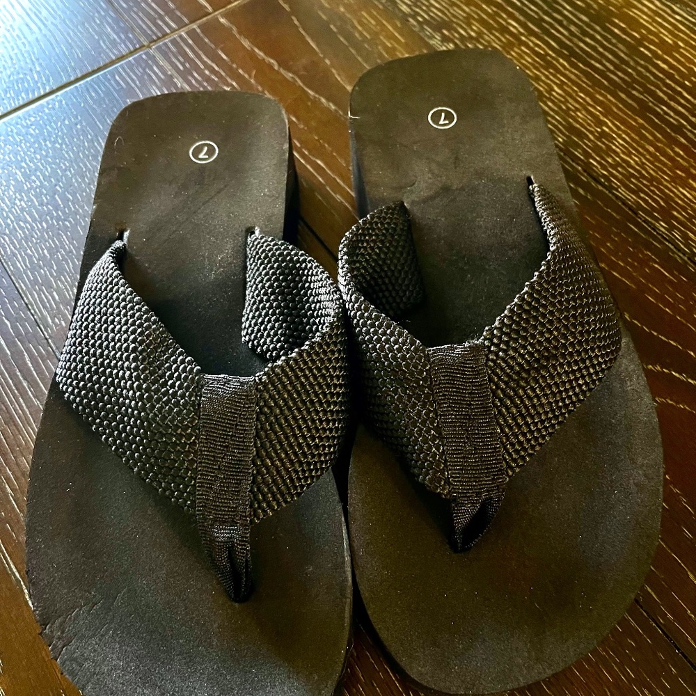 Ladies Black Gino-3 Flip Flops, Brand New Sizes 6.7.&11